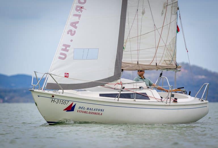 Biztonságosan felszerelt hajó