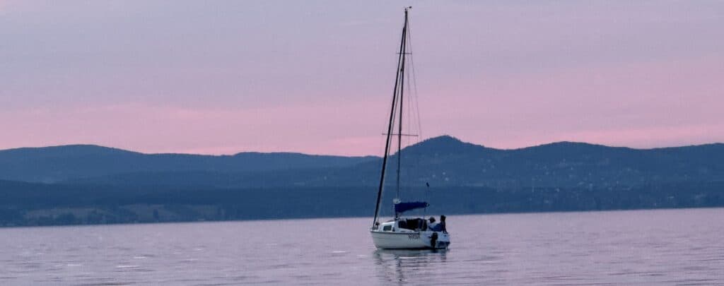 Marina a naplementeben