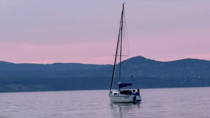 Marina a naplementeben